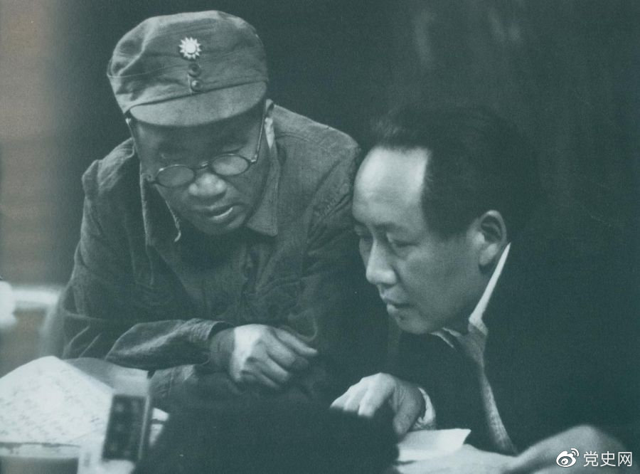 1945年4月，毛澤東和朱德在中國共產(chǎn)黨第七次全國代表大會上。