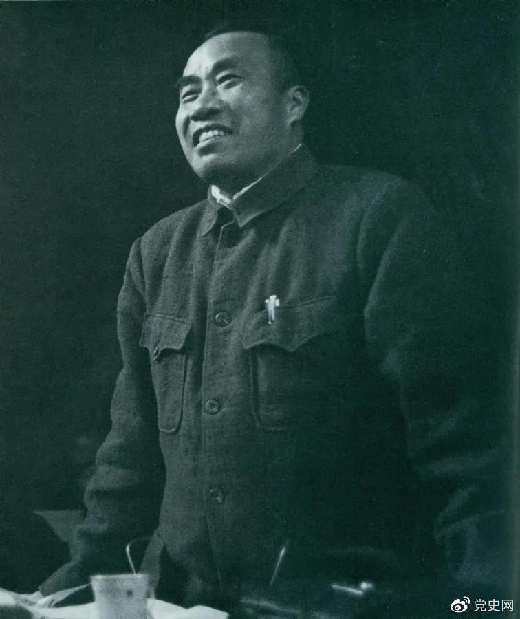 1945年4月25日，朱德在中國共產(chǎn)黨第七次全國代表大會上作題為《論解放區(qū)戰(zhàn)場》的軍事報(bào)告。