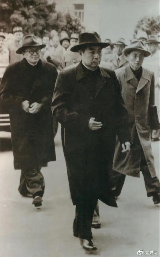 1954年4月26日，日內(nèi)瓦會(huì)議開幕。圖為周恩來(lái)率中國(guó)代表團(tuán)進(jìn)入會(huì)場(chǎng)。