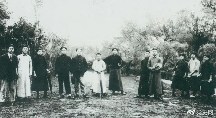 1920年5月8日，新民學(xué)會(huì)部分會(huì)員在上海半淞園合影。左七為毛澤東。