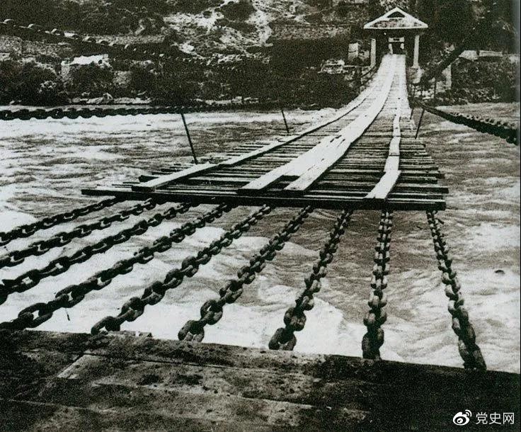 　　1935年5月29日，中央紅軍左縱隊(duì)先頭部隊(duì)在瀘定橋西頭發(fā)起奪橋戰(zhàn)斗，勝利搶占大橋。圖為瀘定橋。